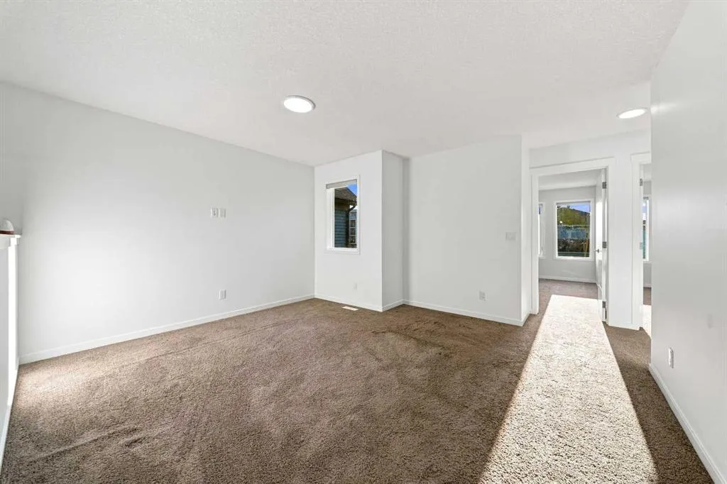 12 Corner Glen Row NE
