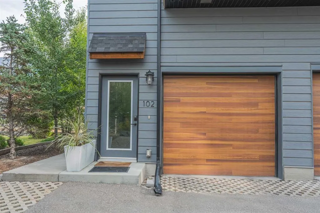 1106 Bow Valley Trail #102