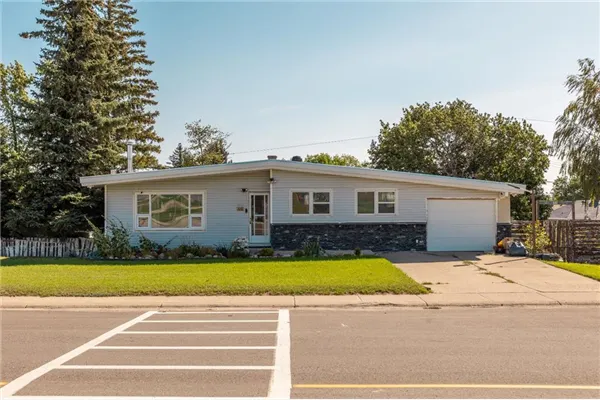 528 7 Street W