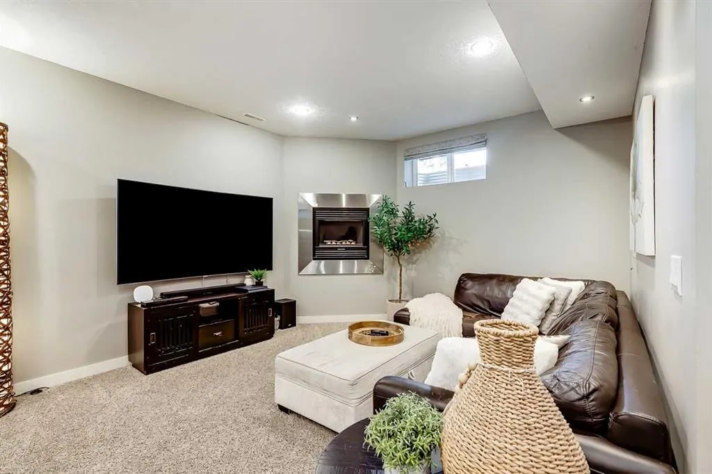 170 Tuscany Ravine Close NW