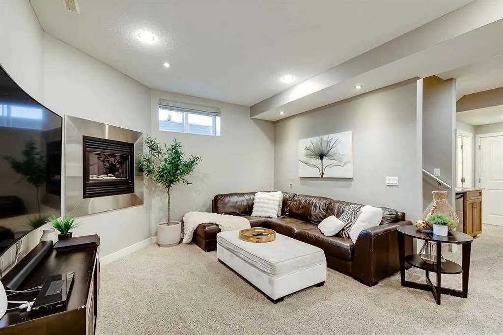 170 Tuscany Ravine Close NW