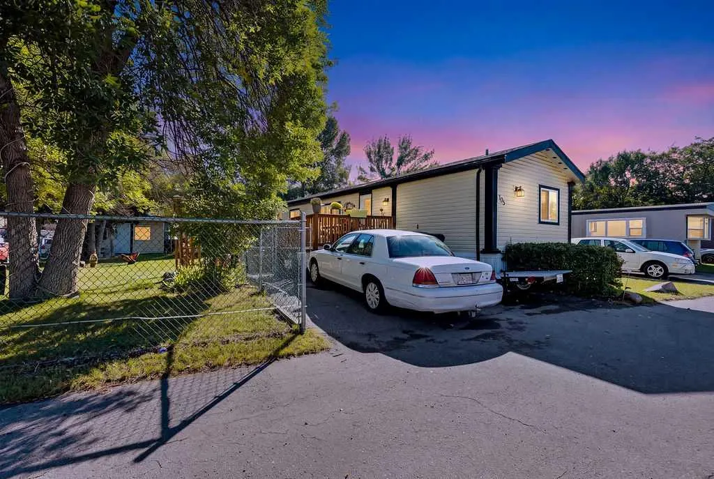 6724 17 Avenue SE #105