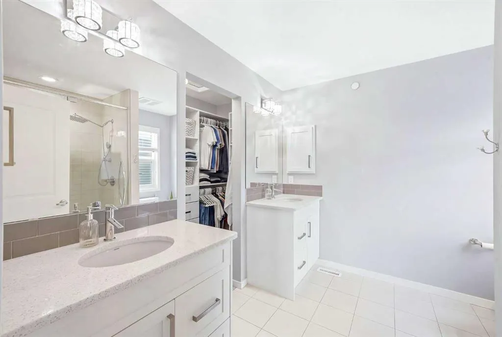 43 Howse Manor NE