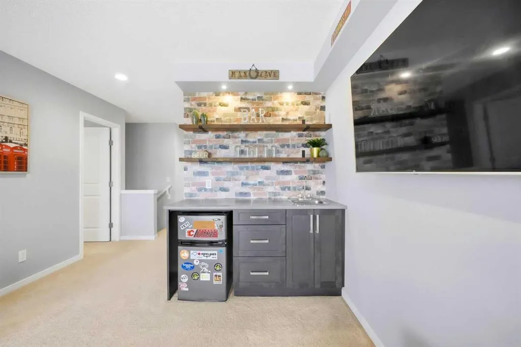 43 Howse Manor NE