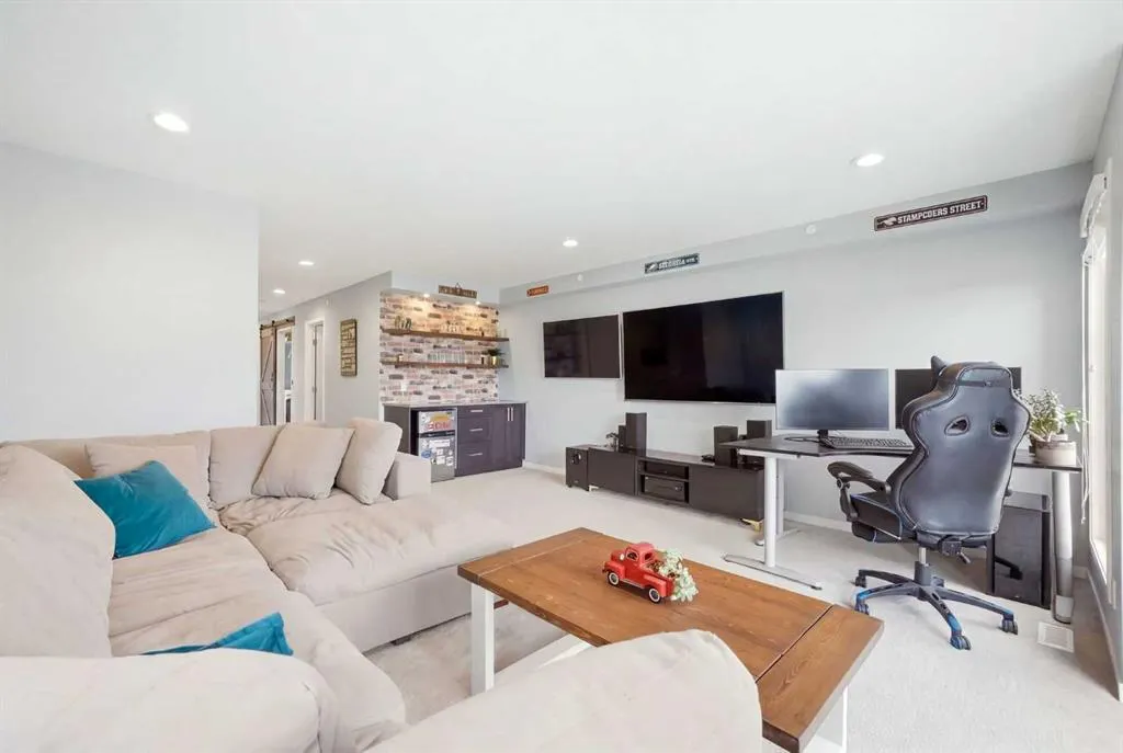 43 Howse Manor NE