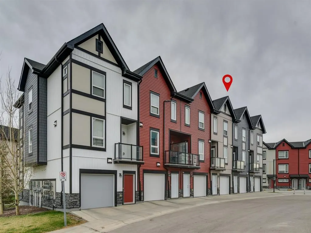 11 Evanscrest Mews NW #108