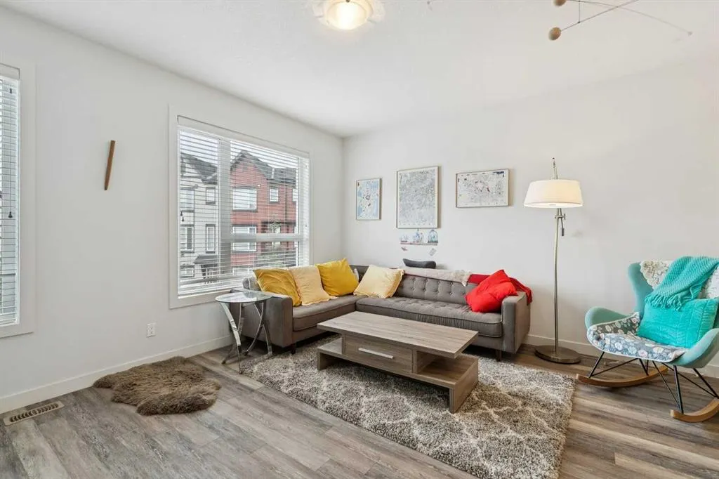11 Evanscrest Mews NW #108