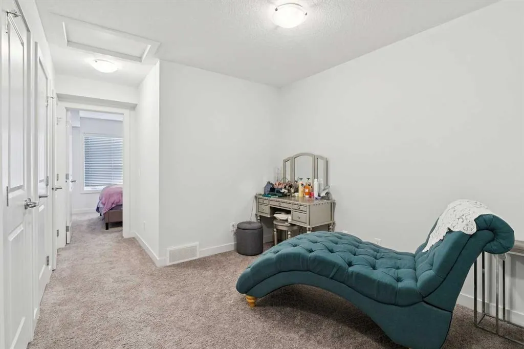 11 Evanscrest Mews NW #108