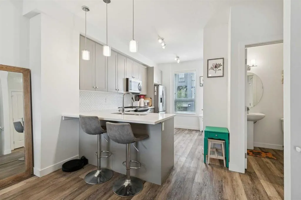 11 Evanscrest Mews NW #108