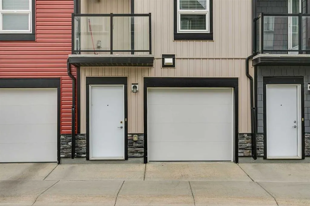 11 Evanscrest Mews NW #108