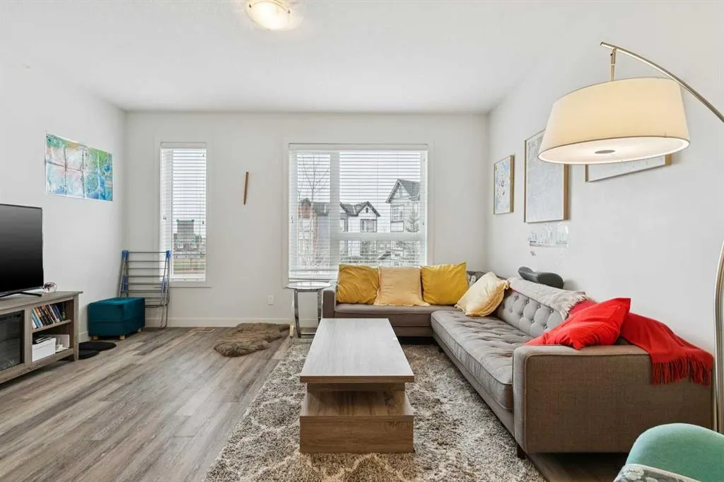 11 Evanscrest Mews NW #108