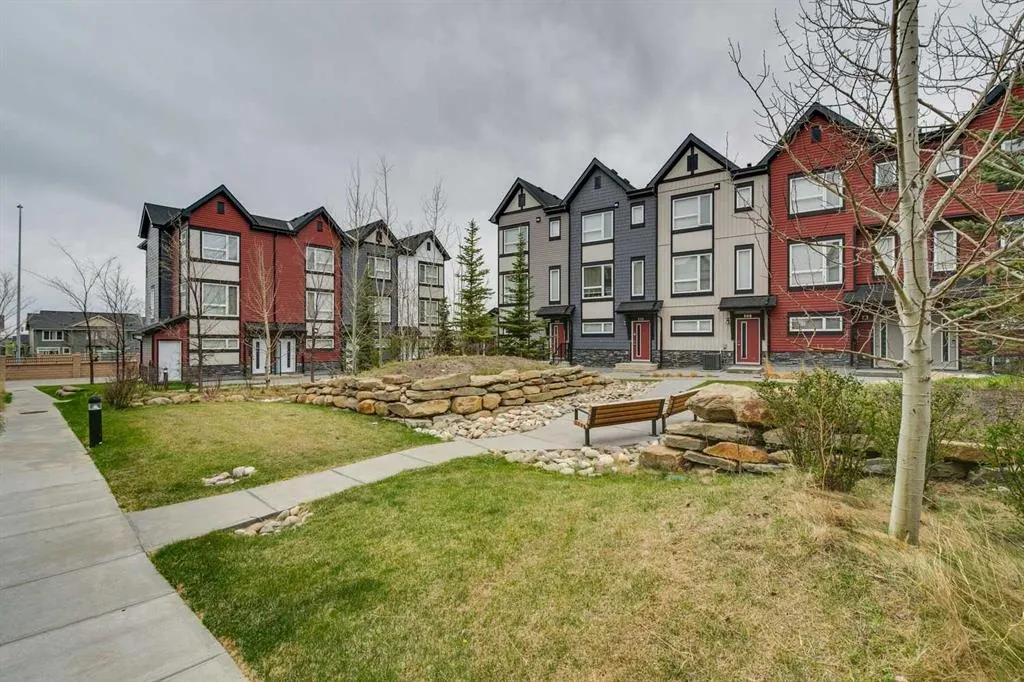 11 Evanscrest Mews NW #108