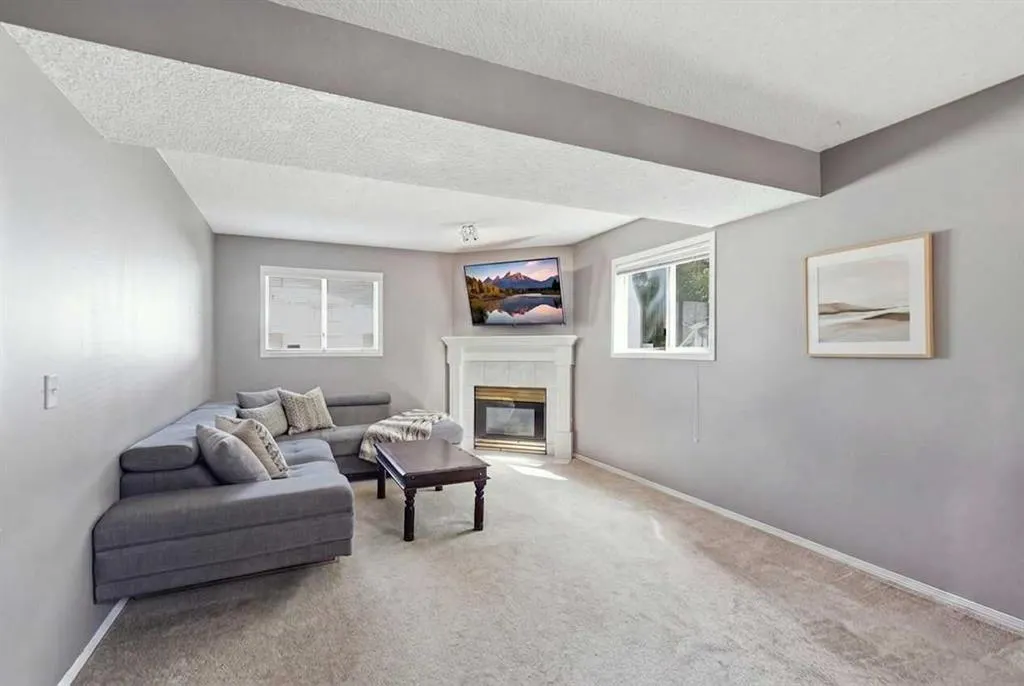 271 Erin Meadow Close SE