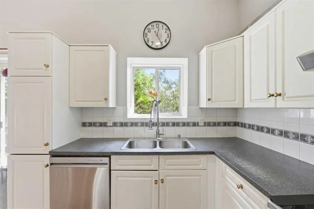 271 Erin Meadow Close SE