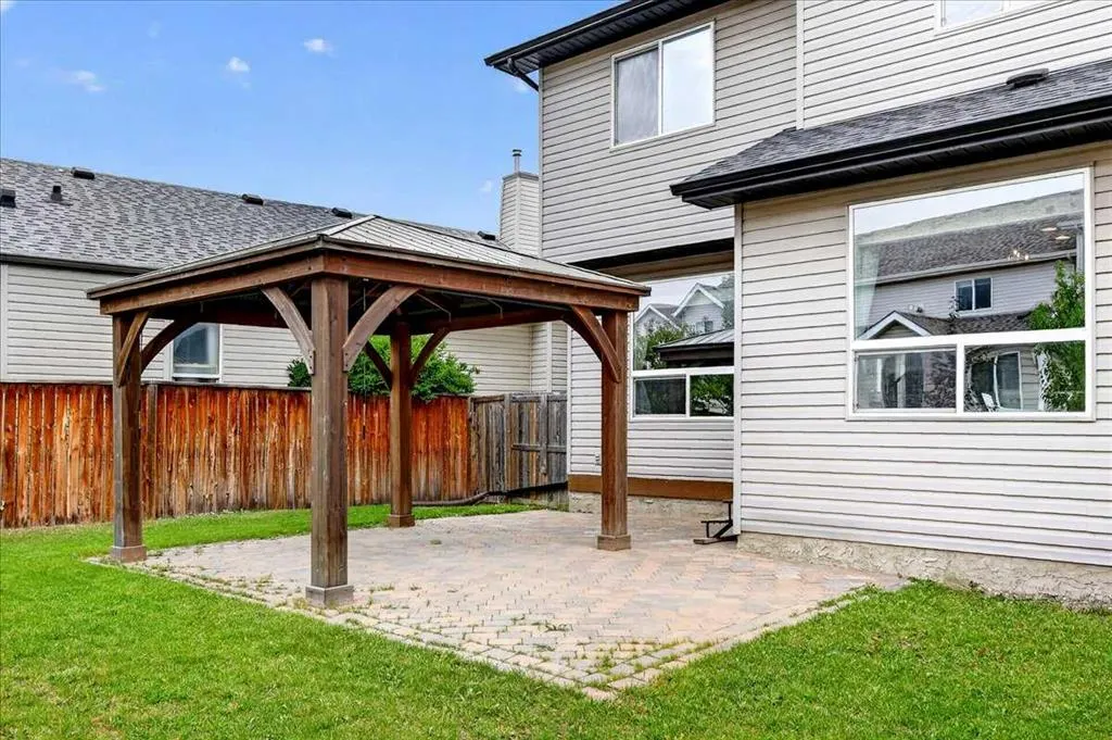 380 Royal Oak Heights NW