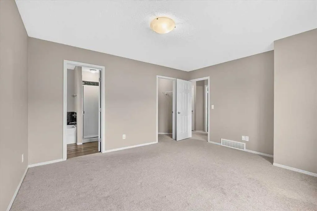 380 Royal Oak Heights NW