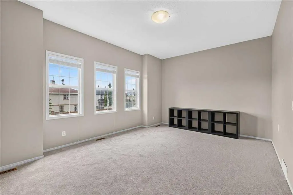 380 Royal Oak Heights NW