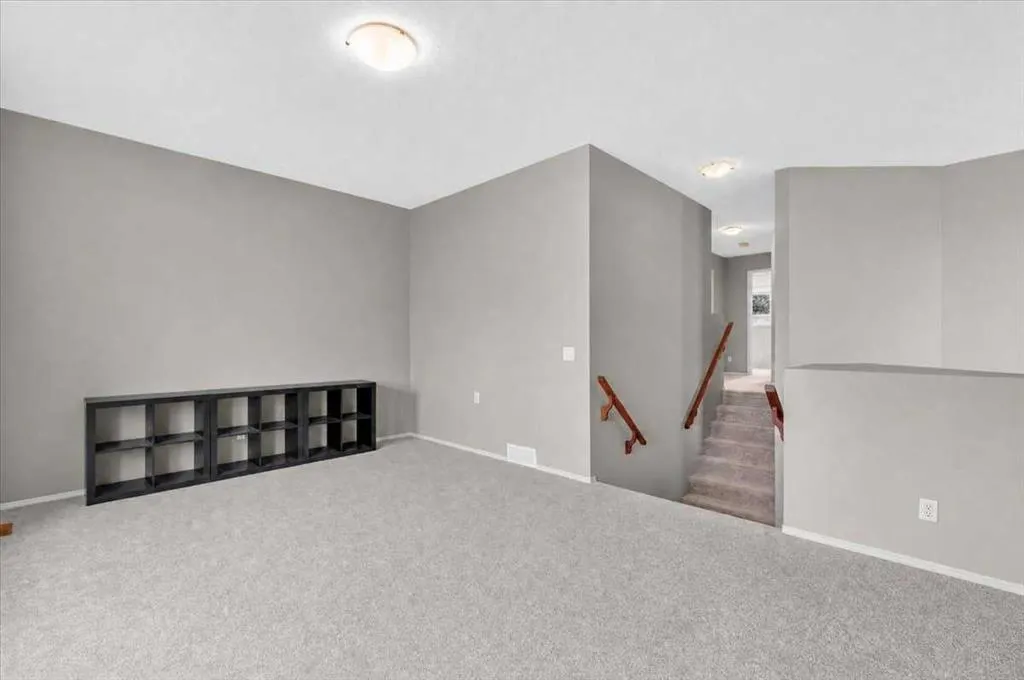 380 Royal Oak Heights NW
