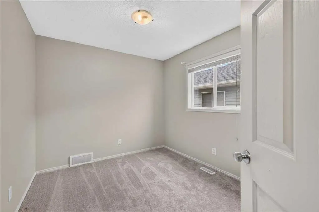 380 Royal Oak Heights NW