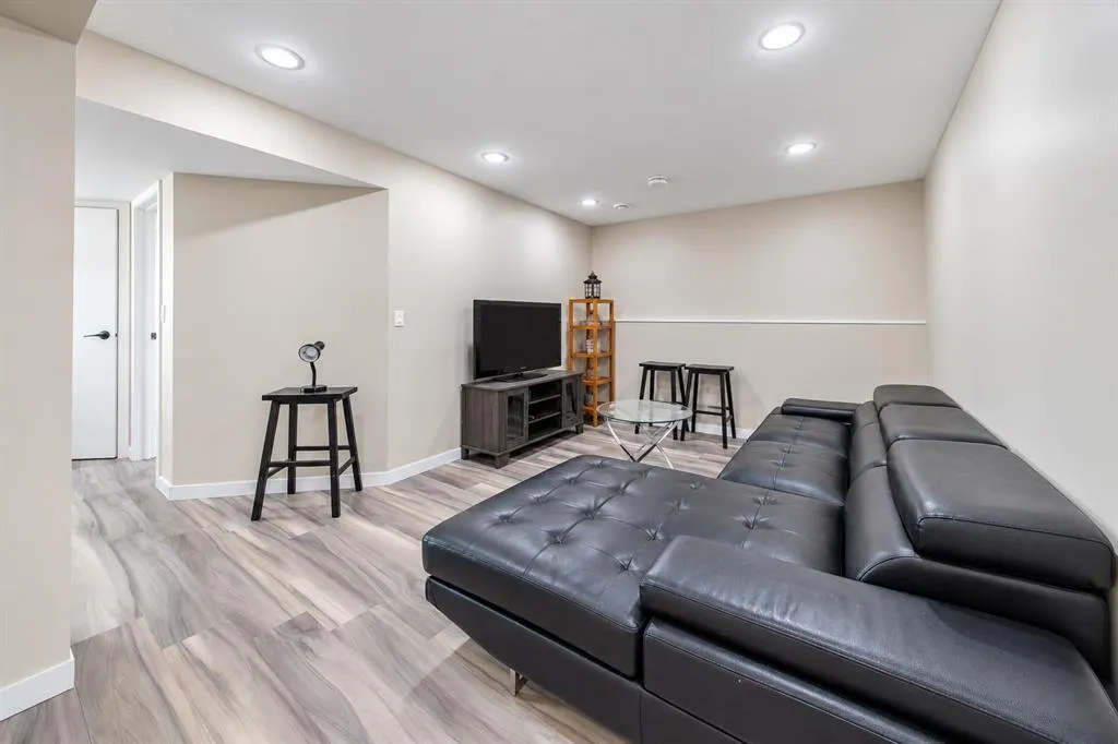 6130 52 Street Close