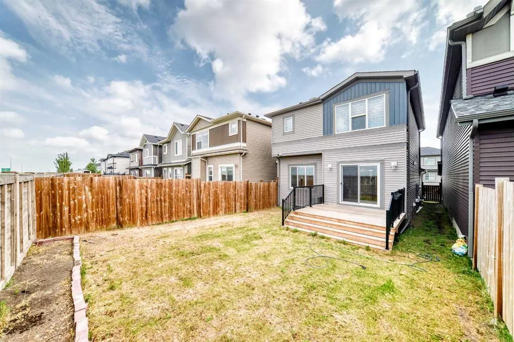 176 SAVANNA Lane NE