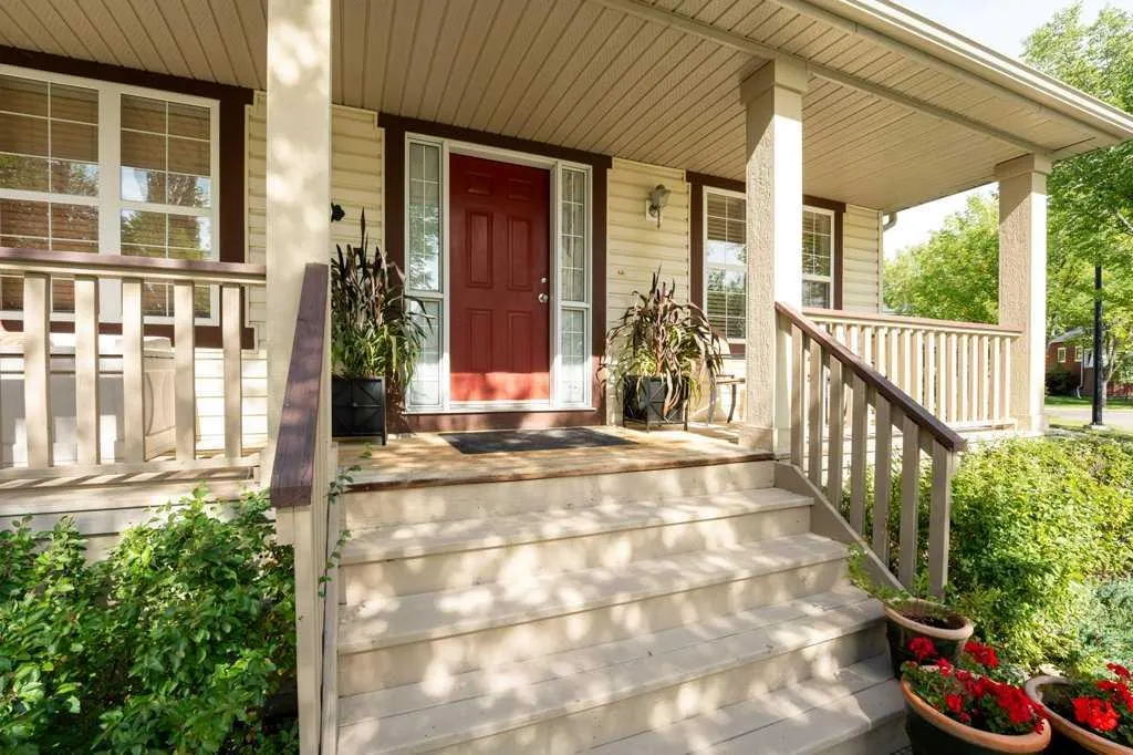393 Inverness Park SE