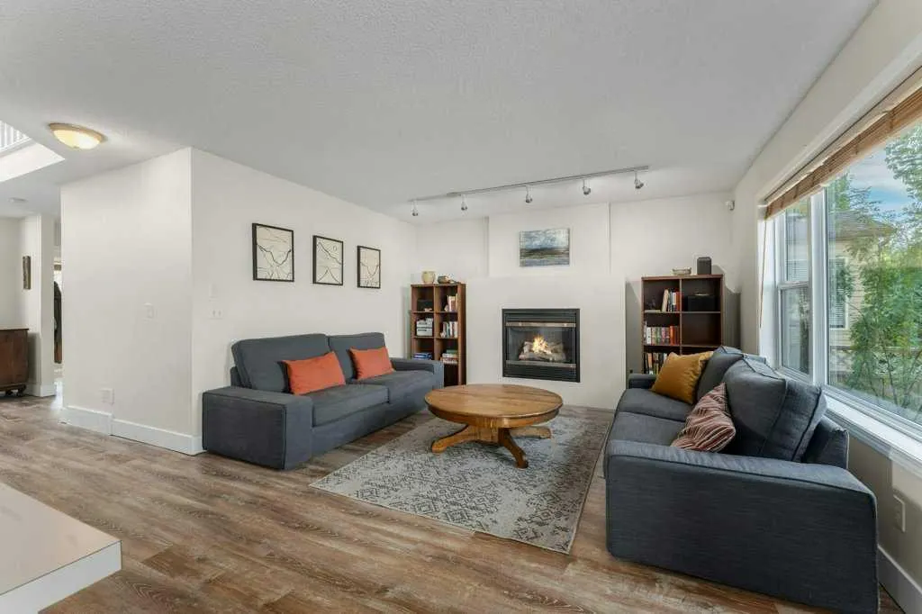 393 Inverness Park SE
