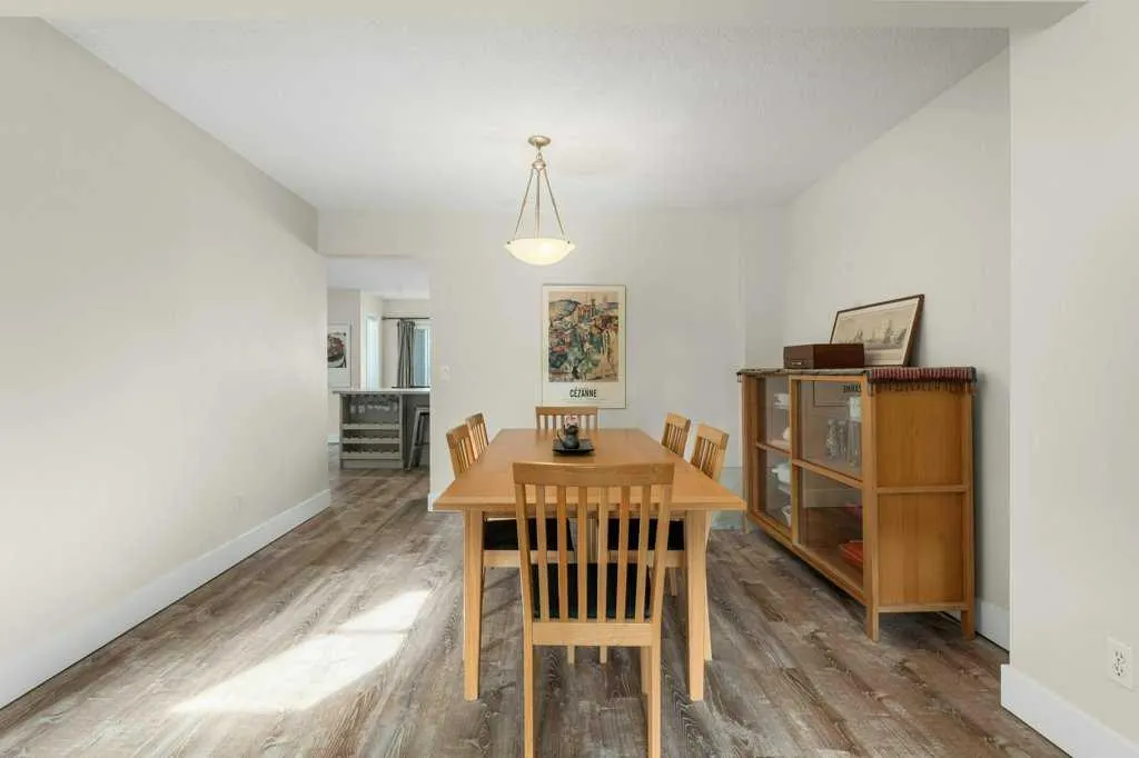 393 Inverness Park SE
