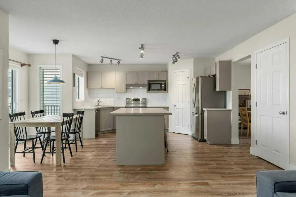 393 Inverness Park SE