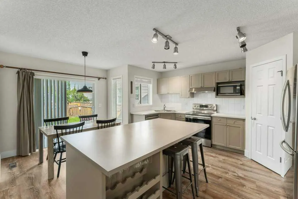 393 Inverness Park SE