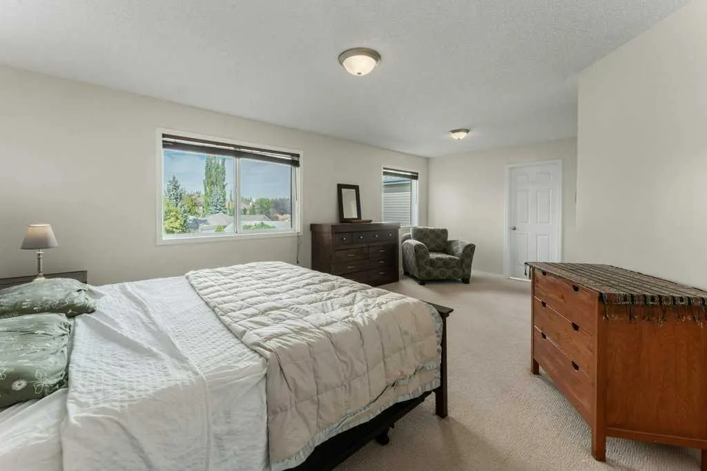 393 Inverness Park SE
