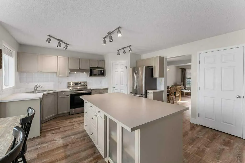 393 Inverness Park SE
