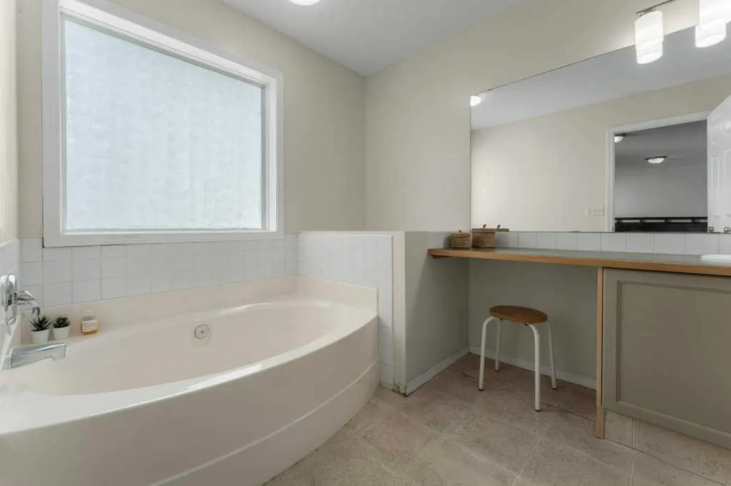 393 Inverness Park SE