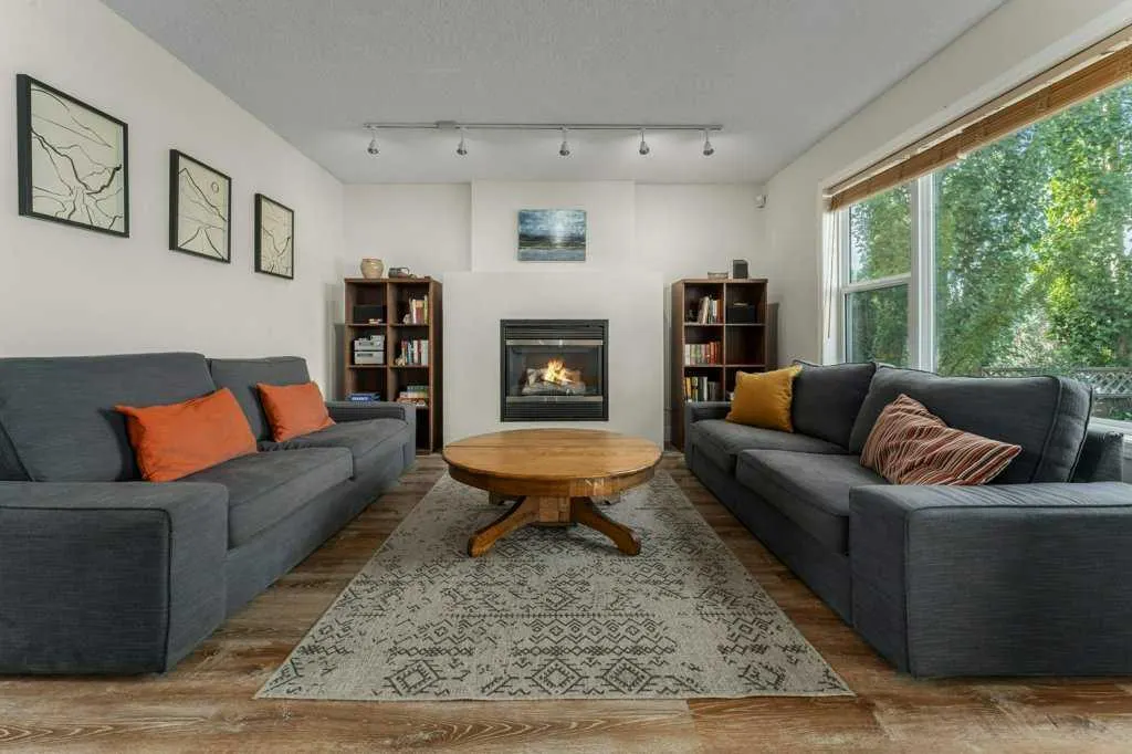 393 Inverness Park SE