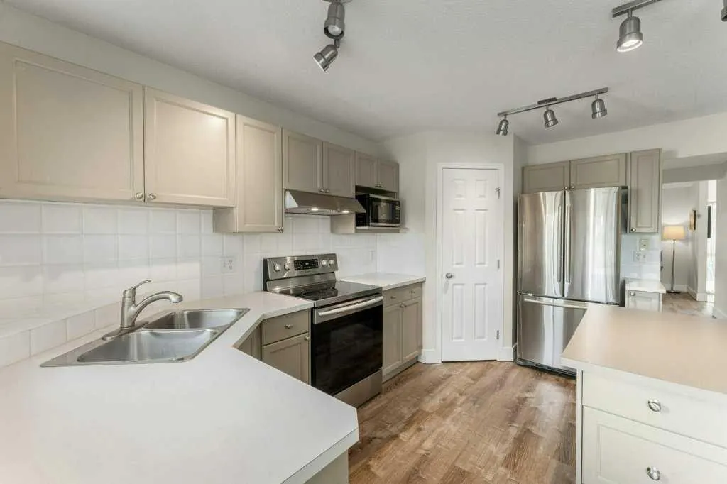 393 Inverness Park SE