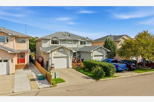 28 Martinglen Way NE
