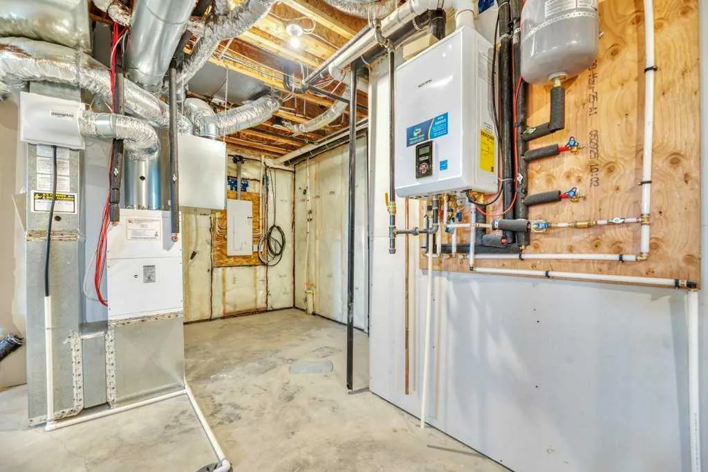 212 Edgefield Bay