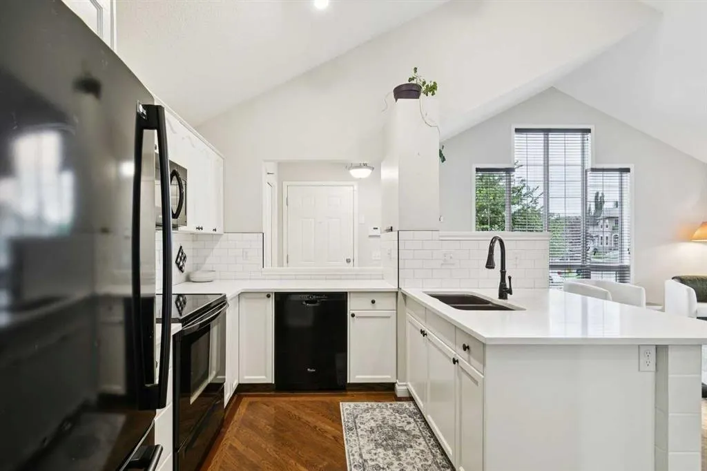 108 Elgin Manor SE