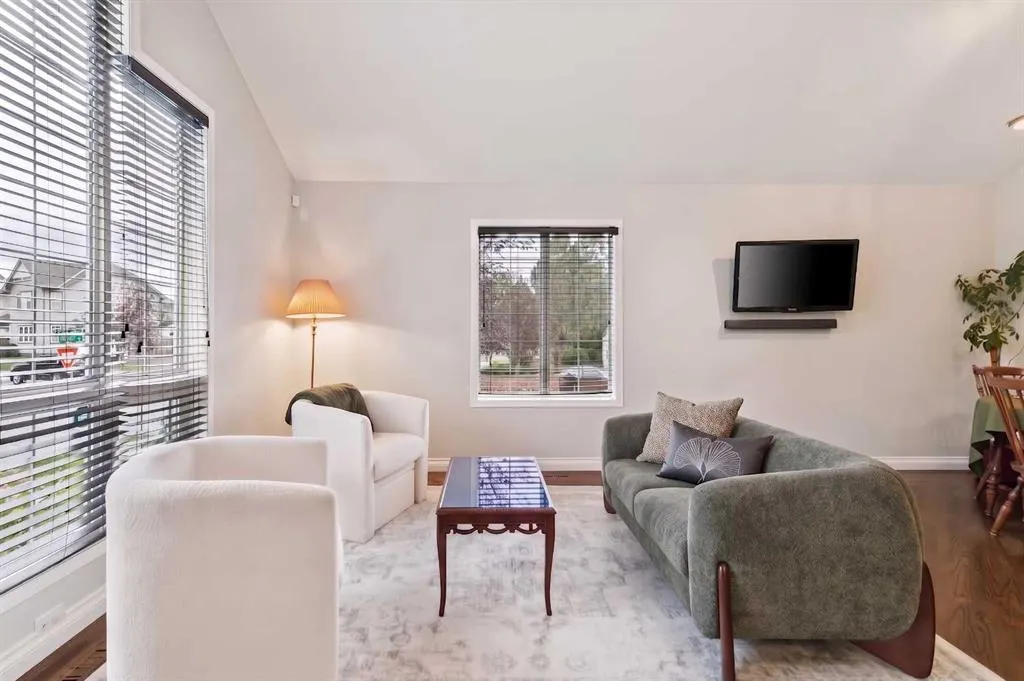 108 Elgin Manor SE