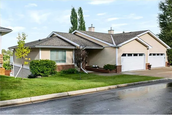 140 Strathaven Circle SW