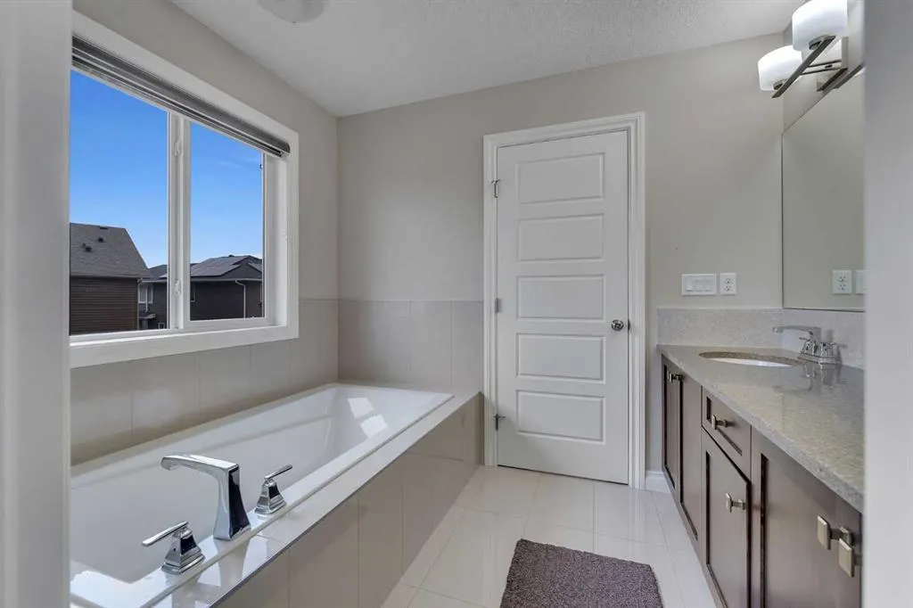 28 Saddlelake Common NE