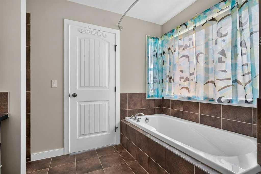 23 Saddlebrook Court NE