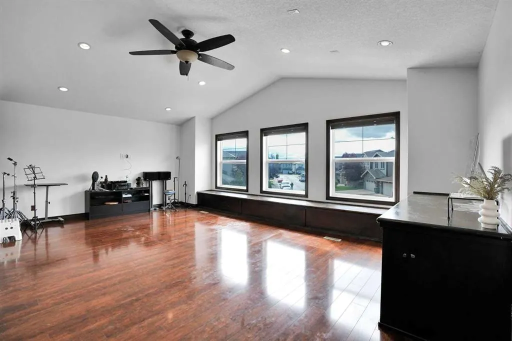 250 Kingsbury View SE