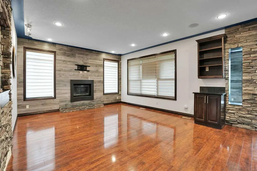 250 Kingsbury View SE