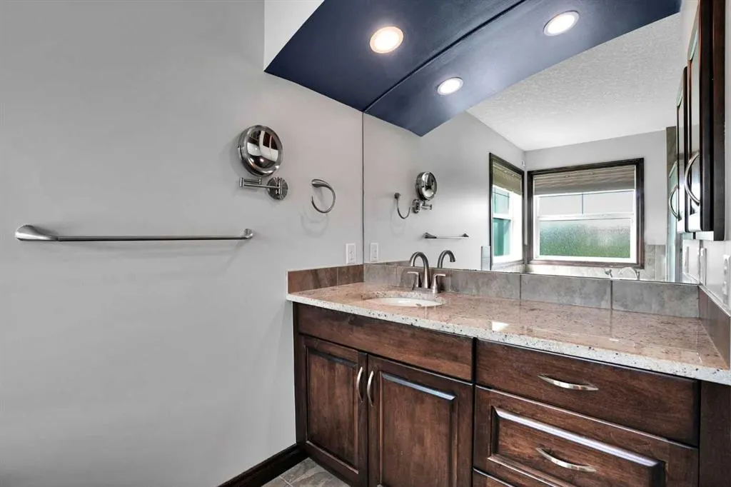 250 Kingsbury View SE