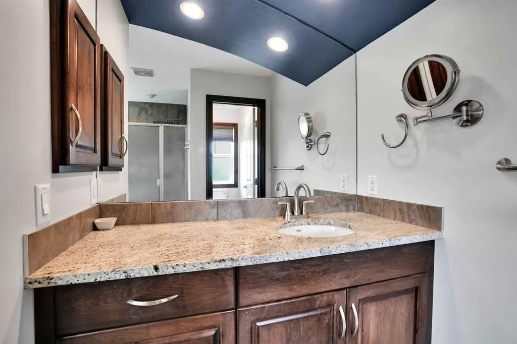 250 Kingsbury View SE