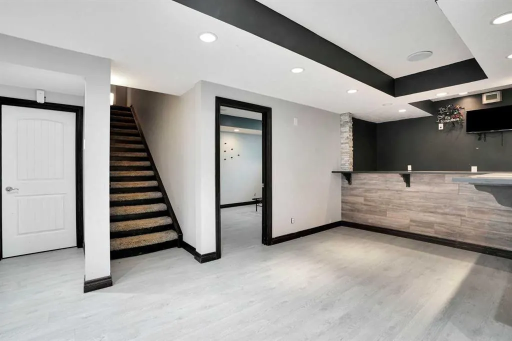 250 Kingsbury View SE