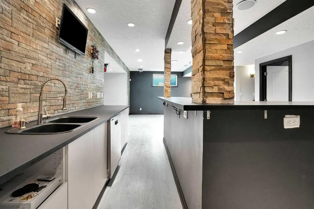 250 Kingsbury View SE