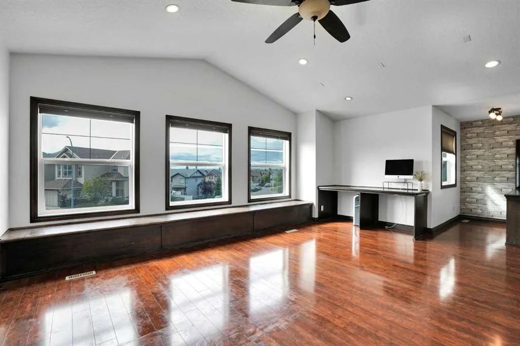 250 Kingsbury View SE