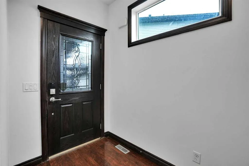 250 Kingsbury View SE